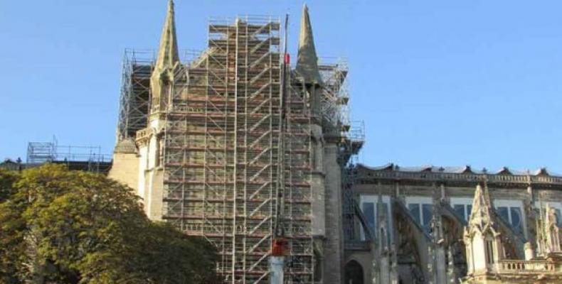 Las labores de reconstrucción continúan en la catedral de Notre-Dame tras el voraz incendio del mes de abril último.Foto: Ileana Piñeiro.Prensa Latina.
