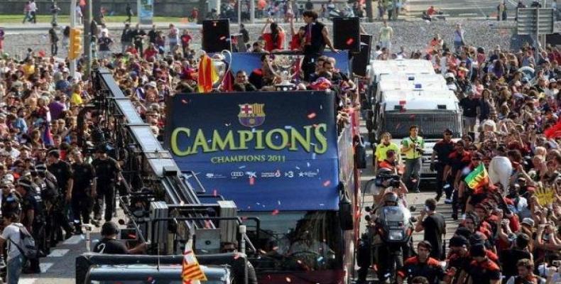 Jugadores del Barcelona se pasean por ciudad en bus tras título. Foto: mundodeportivo