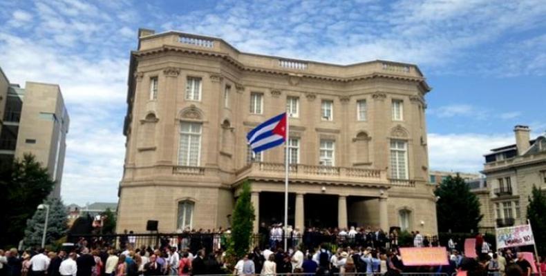 Le 20 juillet 2015, le drapeau cubain est hissé devant le siège de l'ambassade de Cuba à Washington.