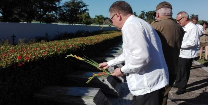 Se depositaron flores en los túmulos con los nombres de los soviéticos fallecidos en la nación caribeña. Foto: Lorenzo Oquendo