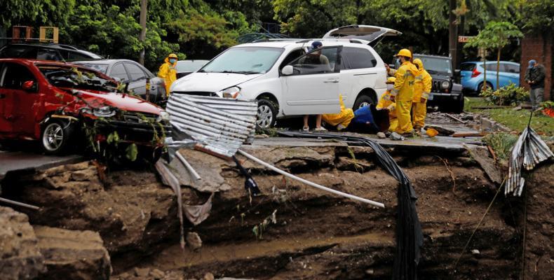 Operarios trabajan en San Salvador (El Salvador) para mover un coche siniestrado 31 de mayo, 2020.Jose Cabezas / Reuters