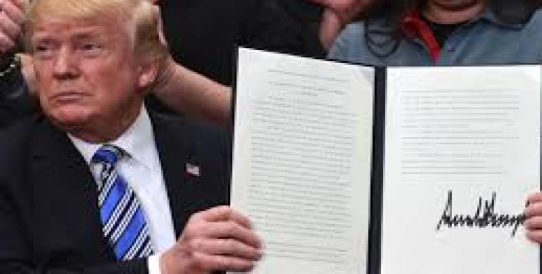 US President Donald Trump signs proclamation last Thursday that will impose a 25 percent tariff on steel imports (Internet Photo)