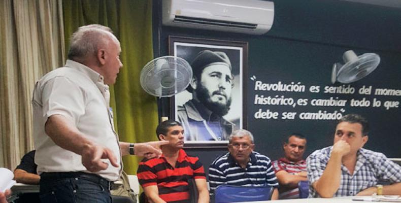 García Barreiro en reunión con trabajadores de la Empresa Eléctrica del territorio. Foto: Susana Rodríguez Ortega