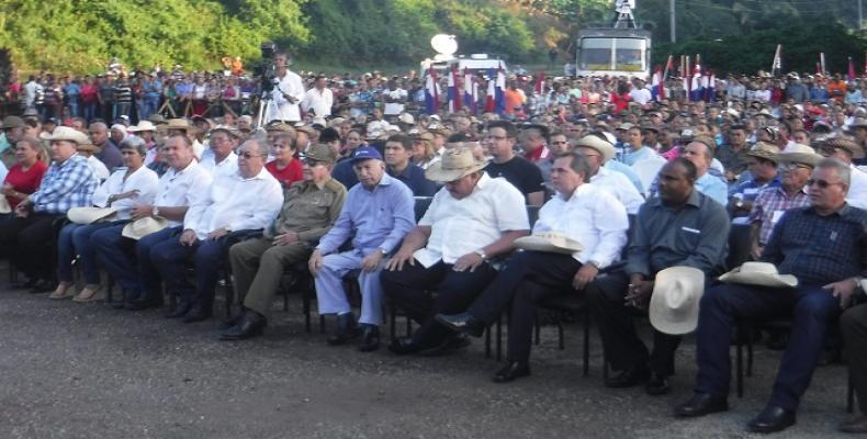 En plena guerra contra la dictadura de Batista, el 21 de septiembre de 1958, Raúl Castro clausuró el Congreso Campesino en Armas. Fotos: Carlos Sanabia