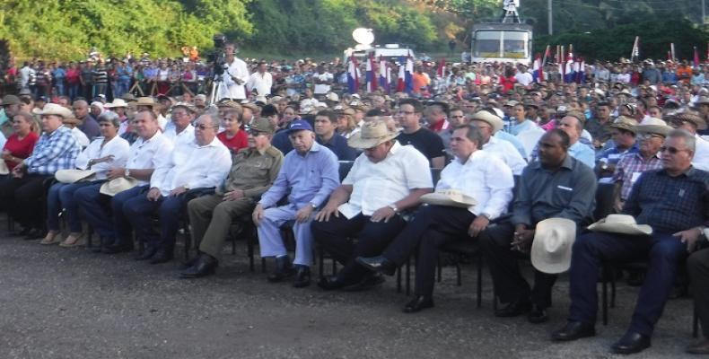 En plena guerra contra la dictadura de Batista, el 21 de septiembre de 1958, Raúl Castro clausuró el Congreso Campesino en Armas. Fotos: Carlos Sanabia