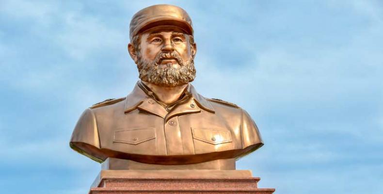 Busto de Fidel ubicado en la plaza que llevara su nombre en Quang Tri, Vietnam. Foto/ PL