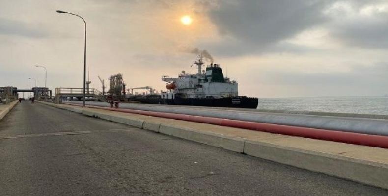 Tankers began unloading fuel at the El Palito oil refinery.  (Photo: Twitter/@rmenendezp)