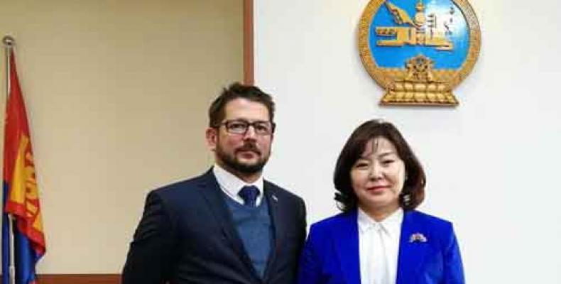 Embajador cubano y ministra de Salud de Mongolia. Imagen: Cubaminrex