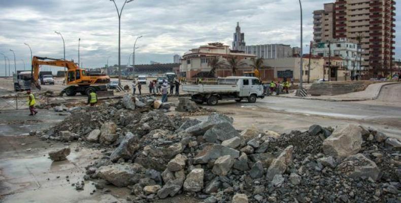 Se trabaja arduamente en el Malecón habanero para reabrirlo el domingo