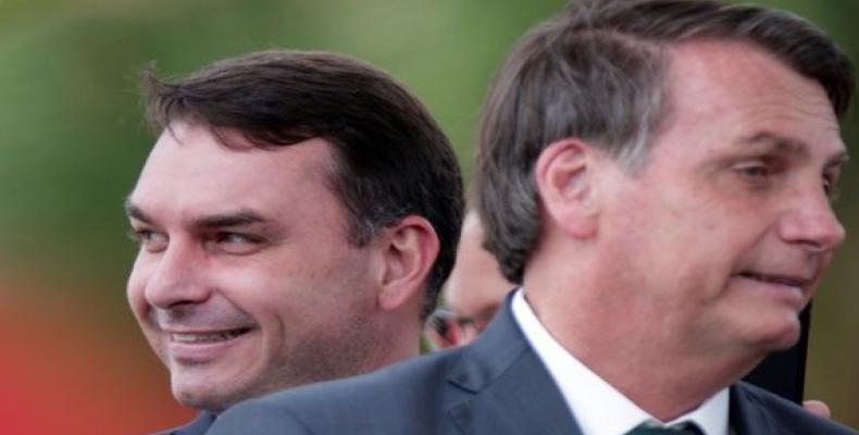 Senator Flavio Bolsonaro (L) and President Jair Bolsonaro (R) in Brasilia.  (Photo: Reuters)