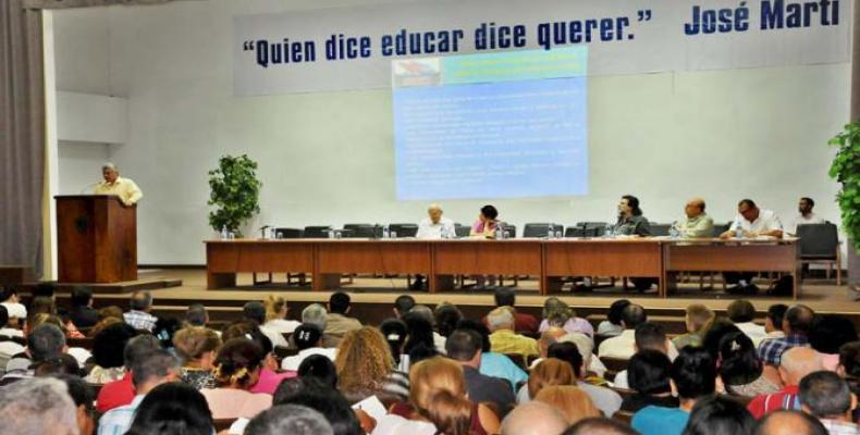 Díaz-Canel alvokas altigi la edukan kvaliton