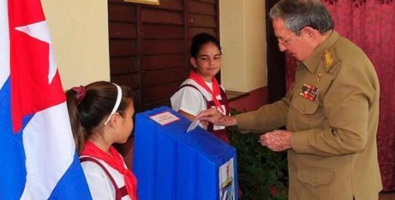 Raúl Castro en el momento de ejercer su derecho al voto en las elecciones de 2015.