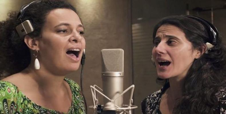 Patri Souza  y Natalia Martínez interpretan versión de La Internacional. Foto/ Cubadebate