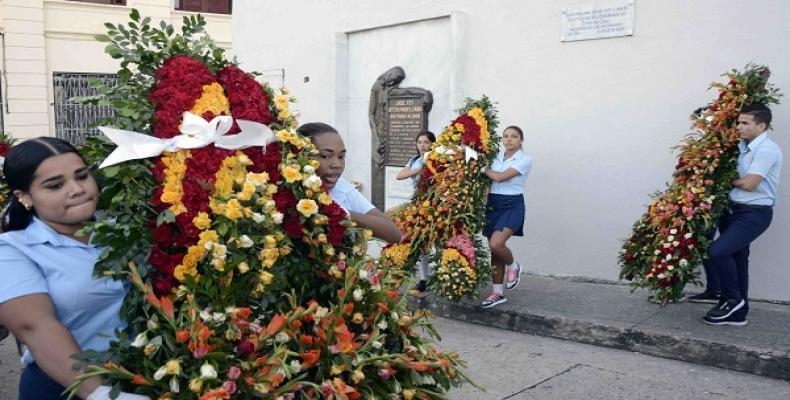 Las jóvenes generaciones rindieron tributo a los mártires. Foto: Miguel Rubiera Justiz