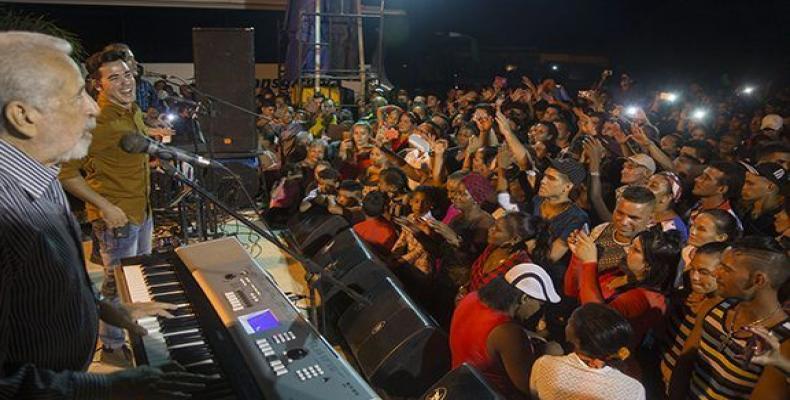 Jóvenes cubanos celebran el cumpleaños de Fidel en Birán