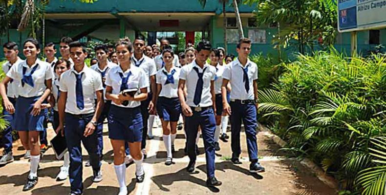 La nueva hornada de maestros ofrecerá sus conocimientos en las escuelas especializadas del país. Fotos: PL y Archivo