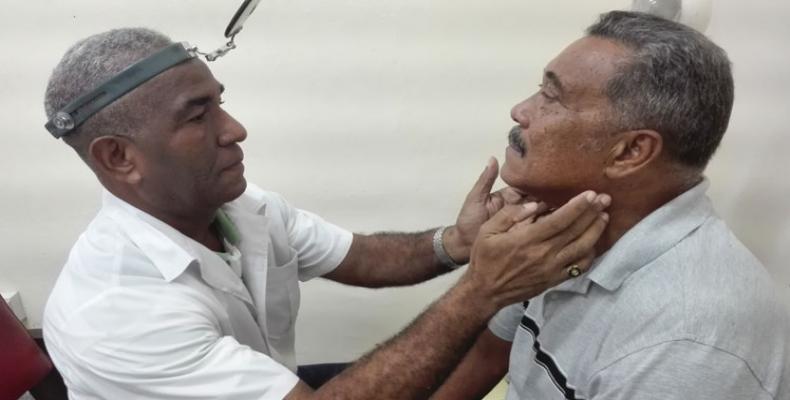 El doctor Luis Manuel Torres García palpa el área del cuello a un paciente con disfonía.Foto:Alina M. Lotti.Trabajadores.