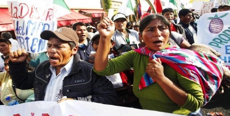 Pueblos indígenas protestan contra mineras. Foto tomada de noalamina.org