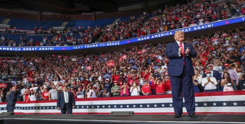 Foto del sábado del presidente de EEUU, Donald Trump, durante un acto de campaña en Tulsa, Oklahoma