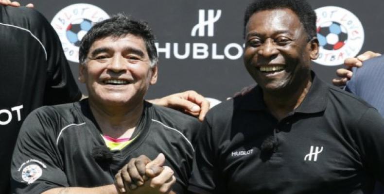 Grandes figuras, como Pelé y Maradona, están representados en el Museo