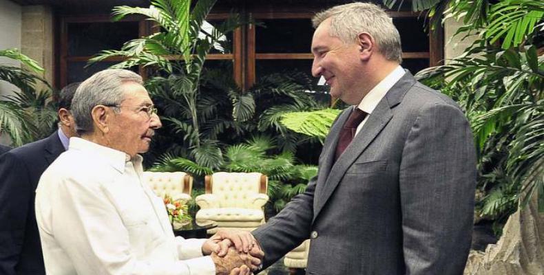 Raúl Castro y el vicepresidente ruso Rogozin. Foto:  Estudios Revolución