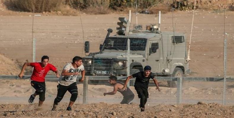 Palestinian protesters along the border with the Israeli-occupied territories.  (Photo: AFP)