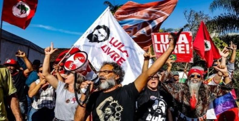 Demonstrators take to the streets to demand Lula's release from prison.  Photo: Twitter / @LulaOficial