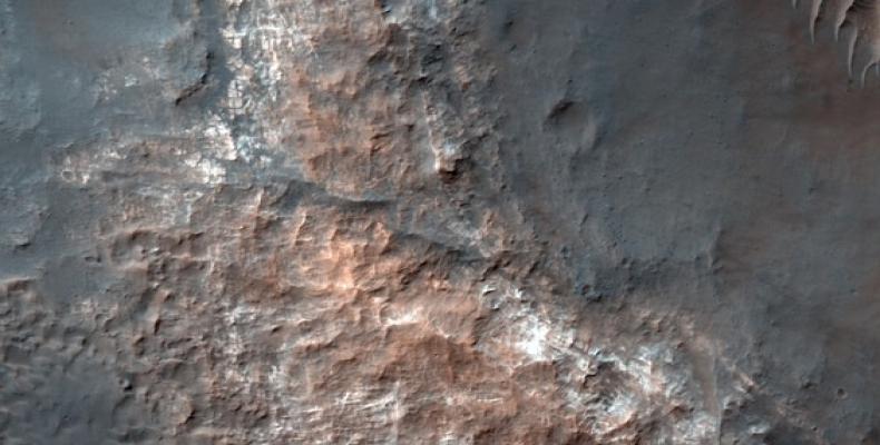 La cuenca de Gorgonum Basin, en la Terra Sirenum de Marte, aloja un lago de agua subterránea de unos 20 kilómetros. (AFP/NASA/JPL-Caltech/University of Arizona