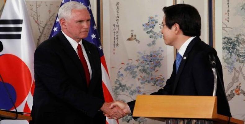 Pence y primer ministro sudcoreano se saludan durante conferencia de prensa. Foto:  EFE