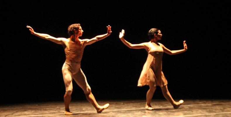 Yanni García y Rosa María Armengol, del Ballet de Camagüey, en &quot;Peregrinos&quot;, de Gonzalo Galguera. Foto/Yucatán Baila
