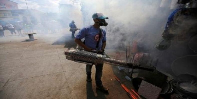 Worker fumigates a market to prevent the spread of dengue fever in Tegucigalpa. (Photo: Reuters)