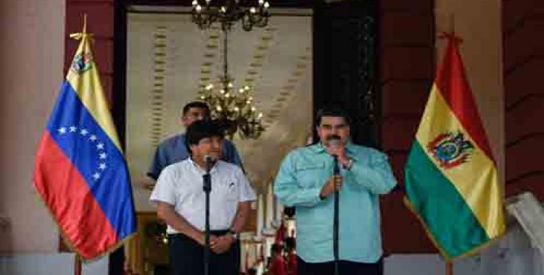 Evo Morales y Nicolás Maduro ofrecen declaraciones a la prensa, desde el Palacio de Miraflores. Imagen:PL