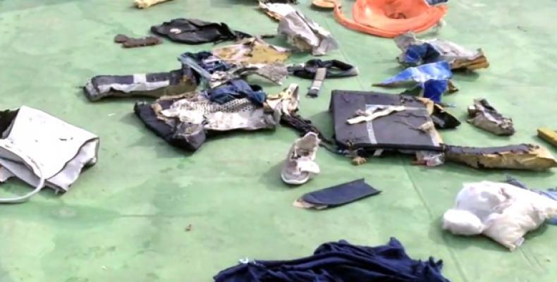 Algunos artículos personales y restos del avión encontrados recientemente. Foto/amqueretaro.com