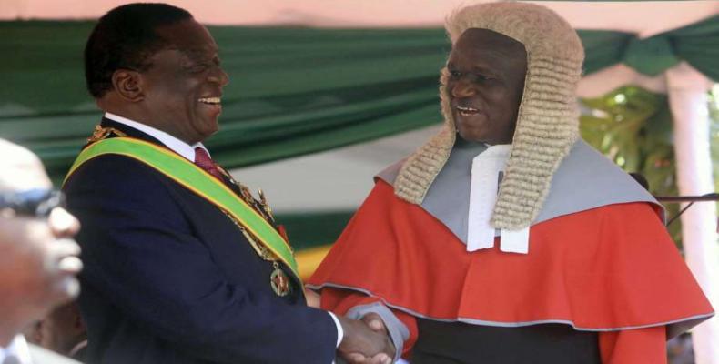 Emmerson Mnangagwa (I) expresó su compromiso de respetar y acatar la Constitución y leyes de su país. Foto: PL