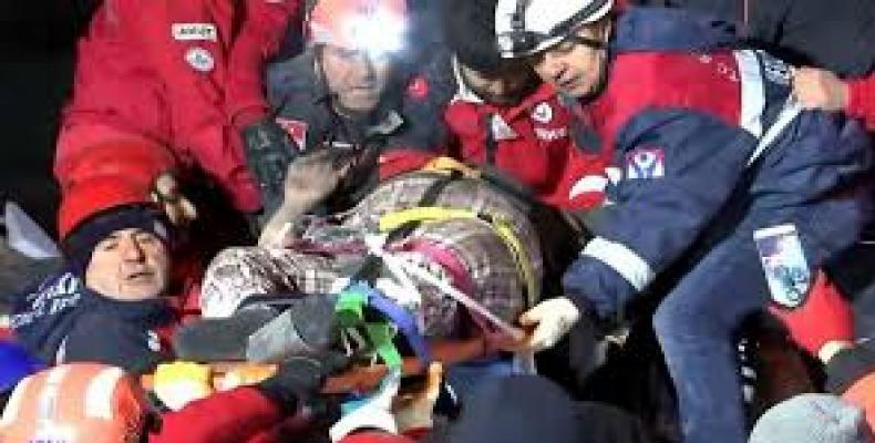 Aumentan número de muertos tras sismo en Turquía