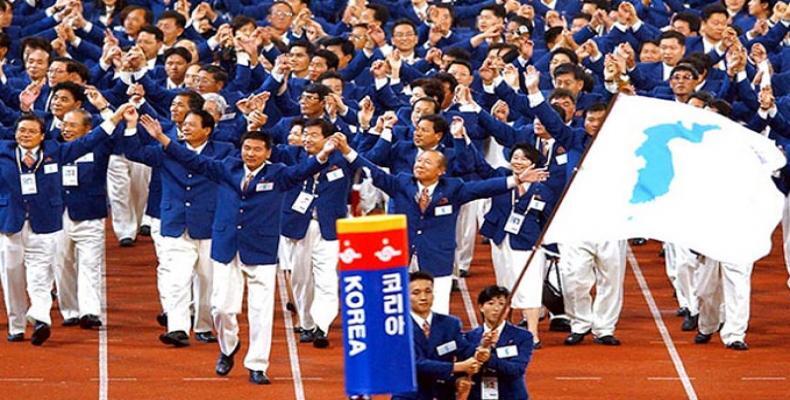 Ambas delegaciones desfilaron bajo una bandera con la península coreana en azul sobre un fondo blanco. Foto/Crónica Viva