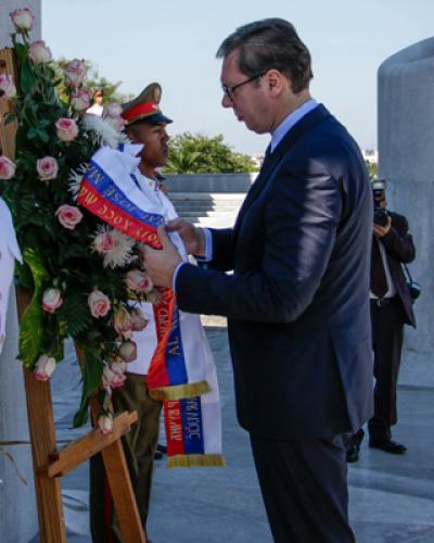 Aleksandar Vučić depositó flores al pie del monumento al Apóstol . Foto: Abel Padrón/ACN