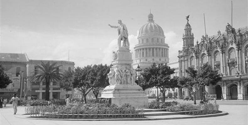 Fotografía de la estatua de José Martí en el Parque Central de La Habana de 1949 Foto tomada de Habana Radio.