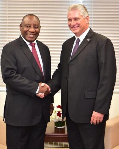 Ramaphosa (I) y Díaz-Canel (D) estrechan lazos de amistad. Foto: @GovernmentZA/ Twitter.