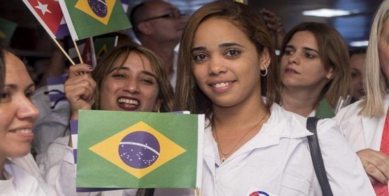 Nearly 1,500 Cuban doctors have returned home from Brazil.  Photo: Prensa Latina