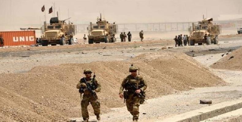 The file photo shows US soldiers walking at the site of a Taliban attack in Kandahar, Afghanistan, on August 2, 2017.  Photo: AFP