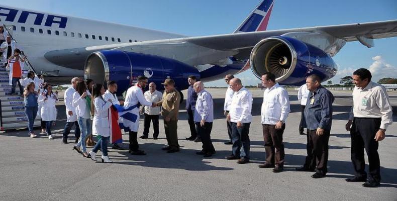 Raul Castro avait reçu un premier groupe de médecins cubains, fin novembre.