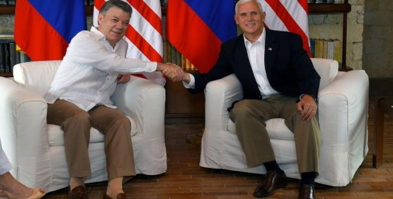 presidente Santos (izq) recibe en Bogota a Pence
