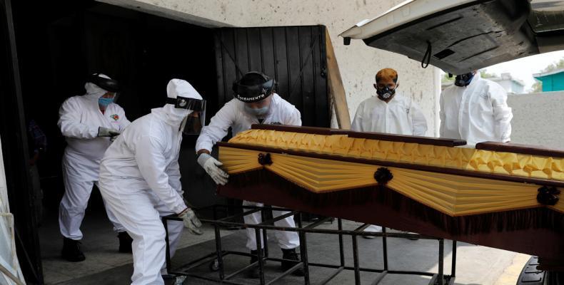 Trabajadores de la salud trasladan a una víctima de coronavirus, Ciudad de México, 24 de abril 2020.Carlos Jasso / Reuters