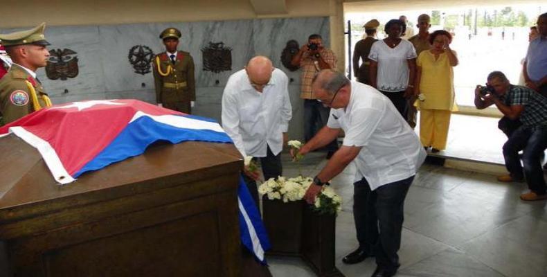 Lázaro Expósito (derecha) y Antonio Moltó durante homenaje a Martí en el Día de la Prensa Cubana. Foto: Eduardo Palomares.