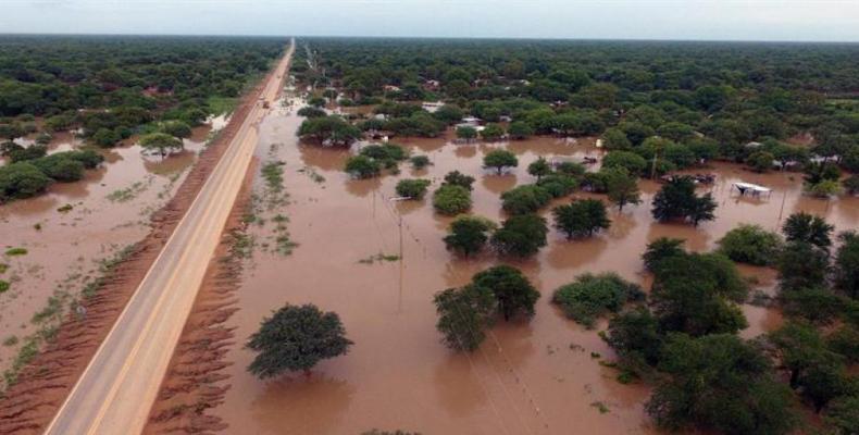 Miles de argentinos continúan evacuados por fuertes lluvias. Foto/Internet.