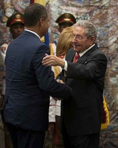 Raúl Castro impuso a Rafael Correa la Orden José Martí, el 5 de mayo de 2017.Foto:Irene Pérez. Cubadebate.Archivo.