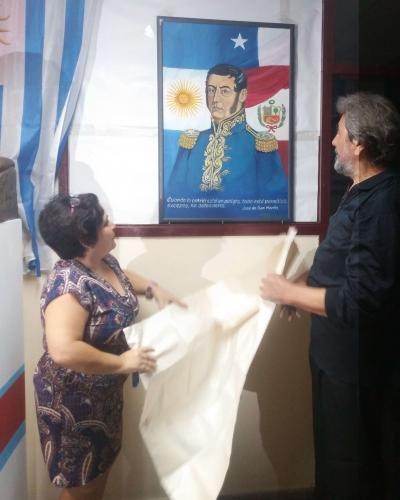 Tania Hernández y el poeta Celano develan el cuadro (Foto Reinier López/Toki)