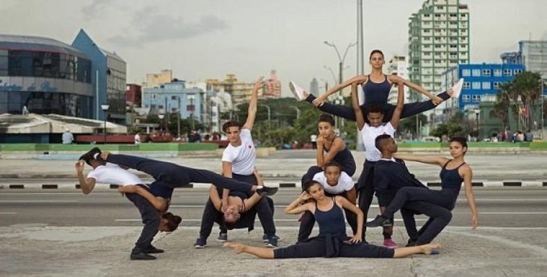 La compañía Acosta Danza en la esquina de Paseo y Malecón.Foto:Acosta Danza.Facebook.