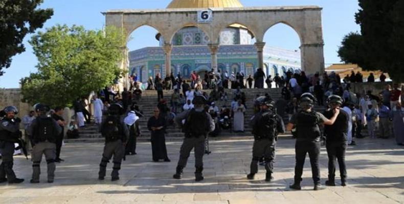 Israeli settlers and regime forces near the Dome of the Rock, at the al-Aqsa Mosque compound.  (Photo: Reuters)